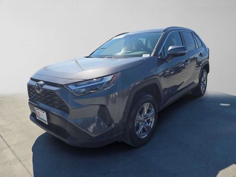 Used 2022 Toyota RAV4 XLE w/ XLE Grade Weather Package AWD/4WD image 7