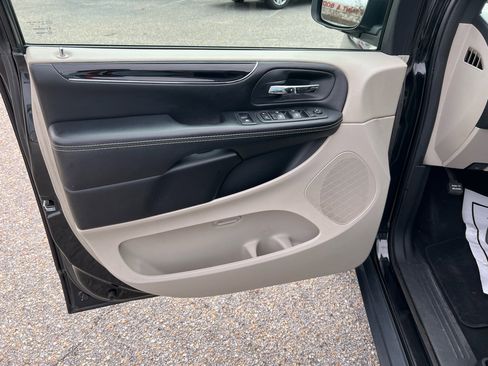 Used 2020 Dodge Grand Caravan SXT image 26