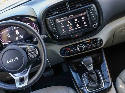 Certified 2023 Kia Soul LX w/ LX Technology Package image 19