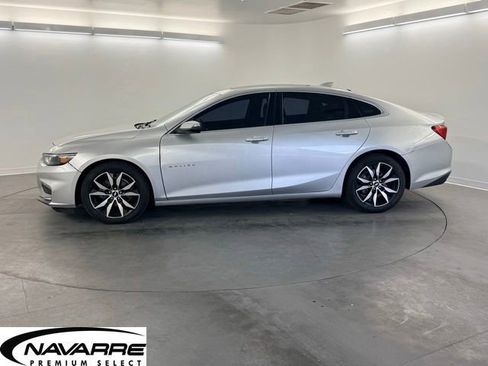 Used 2017 Chevrolet Malibu LT w/ Leather Package FWD image 4