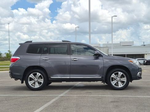 Used 2012 Toyota Highlander Limited w/ Tow Pkg FWD image 4
