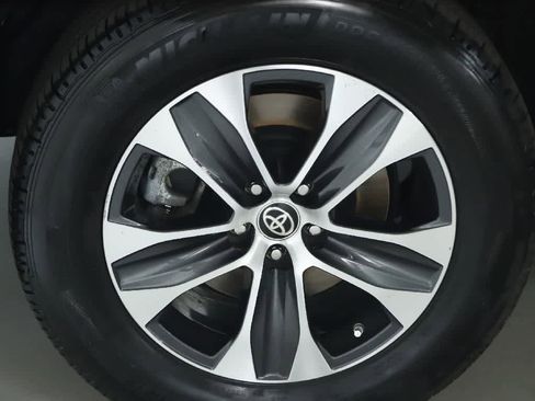 Certified 2021 Toyota Highlander XLE AWD/4WD image 12