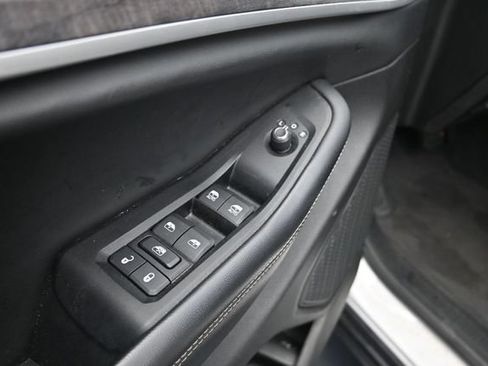Used 2023 Jeep Grand Cherokee Limited w/ Black Appearance Package AWD/4WD image 13