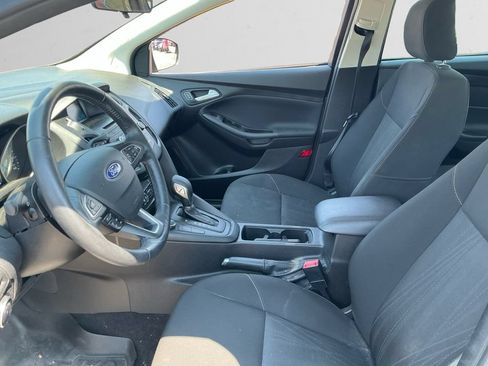 Used 2017 Ford Focus SE w/ Cold Weather Package FWD image 9