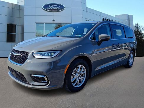 Used 2023 Chrysler Pacifica Touring-L image 3