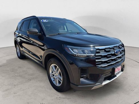 Used 2025 Ford Explorer Active AWD/4WD image 3