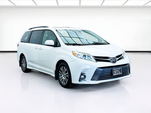 Used 2020 Toyota Sienna XLE image 3