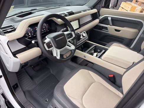 Used 2024 Land Rover Defender 110 X-Dynamic SE image 10