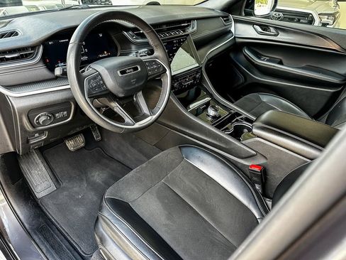 Used 2023 Jeep Grand Cherokee L Laredo image 12