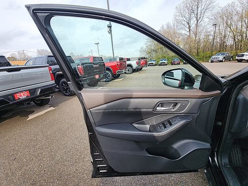 Used 2022 Nissan Rogue SL w/ SL Premium Package image 12