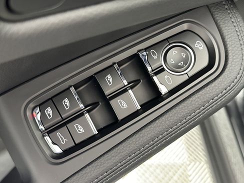 Certified 2025 Porsche Macan image 13