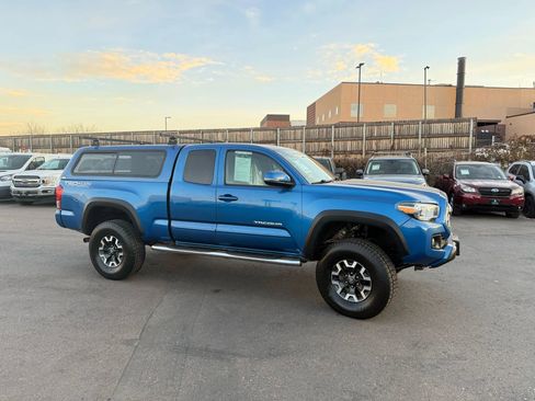 Used 2016 Toyota Tacoma TRD Off-Road w/ Premium & Technology Package image 9