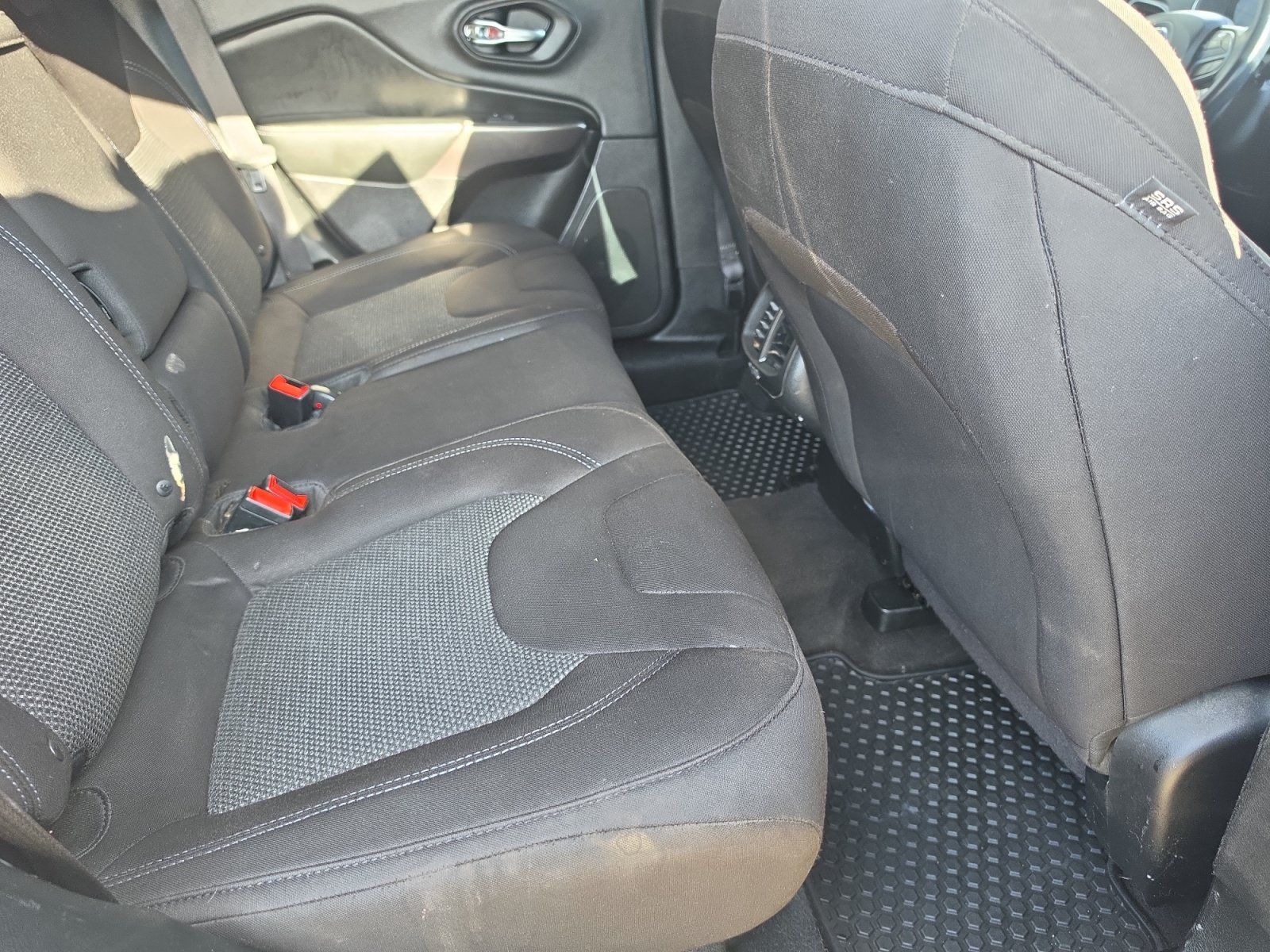 Used 2019 Jeep Cherokee Latitude w/ Cold Weather Group AWD/4WD image 27