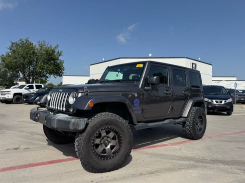 Used 2016 Jeep Wrangler Unlimited Sahara w/ Max Tow Package AWD/4WD image 2