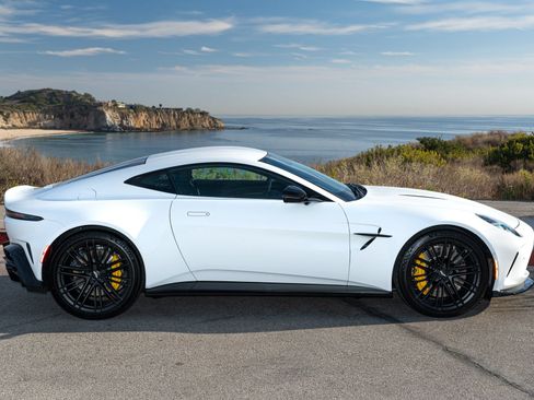 Used 2025 Aston Martin V8 Vantage Coupe RWD image 26