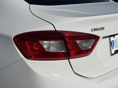Used 2018 Chevrolet Cruze LT w/ Convenience Package image 10