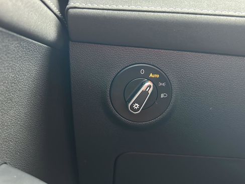 Used 2025 Volkswagen Taos SE image 18