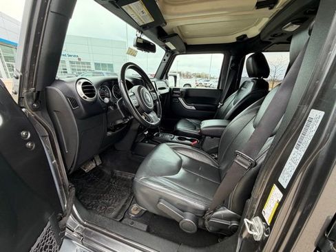 Used 2017 Jeep Wrangler Unlimited Sahara w/ Connectivity Group AWD/4WD image 17