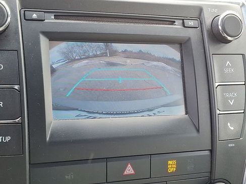 Used 2017 Toyota Camry LE image 5