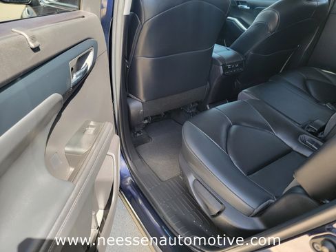 Used 2023 Toyota Highlander XLE image 14