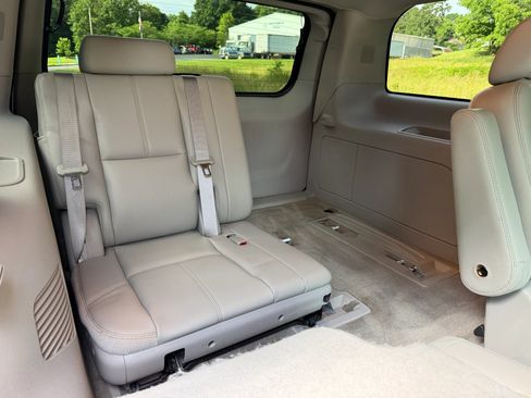 Used 2010 GMC Yukon SLT w/ SLT-2 Equipment Package RWD image 14