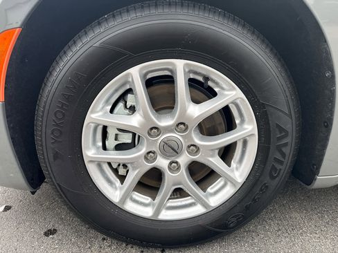 Used 2023 Chrysler Pacifica Touring-L image 9