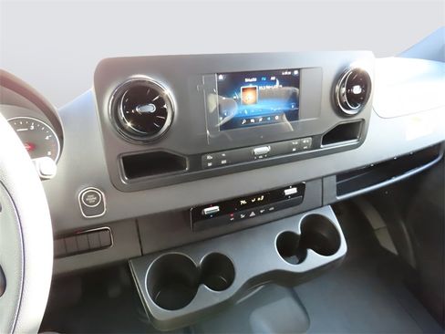 Used 2024 Mercedes-Benz Sprinter 2500 image 33