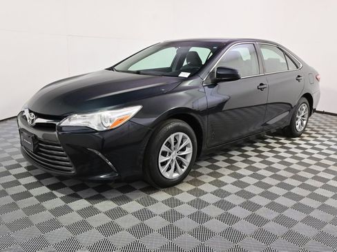 Used 2015 Toyota Camry LE image 2