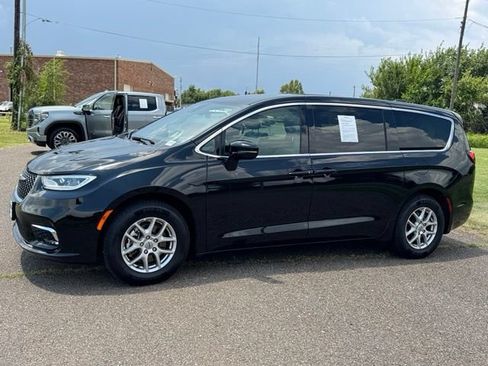 Used 2025 Chrysler Pacifica Select FWD image 3