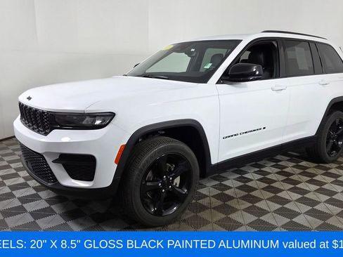 Used 2023 Jeep Grand Cherokee Altitude image 3