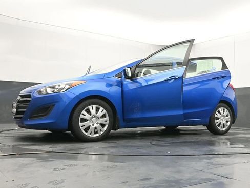 Used 2017 Hyundai Elantra GT image 65