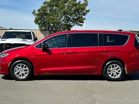 Used 2025 Chrysler Pacifica Select image 7