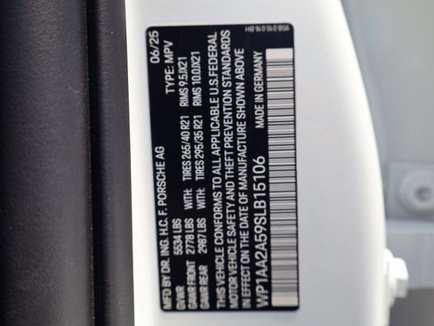Certified 2025 Porsche Macan AWD/4WD image 28
