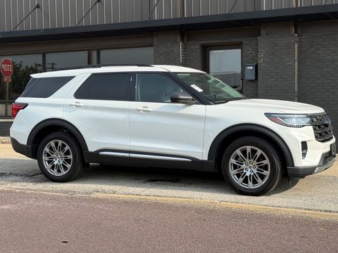 Used 2025 Ford Explorer Active w/ Active Comfort Package AWD/4WD image 3
