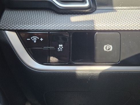 Used 2023 Kia Sportage LX AWD/4WD image 16