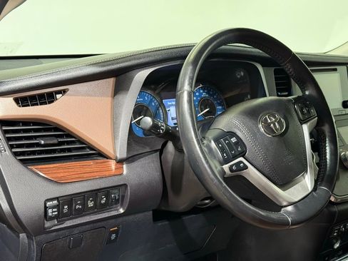Used 2017 Toyota Sienna Limited Premium image 17