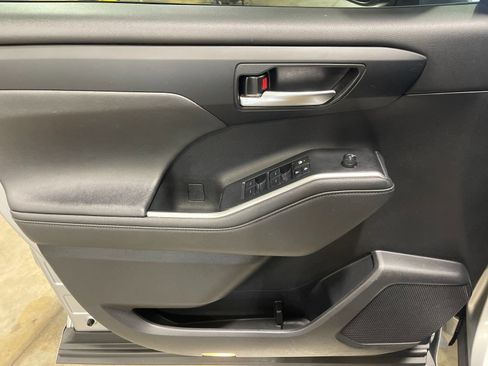 Used 2023 Toyota Highlander XSE FWD image 12