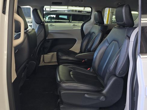 Used 2023 Chrysler Pacifica Touring-L image 10