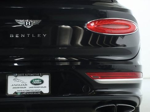 Used 2022 Bentley Bentayga image 45