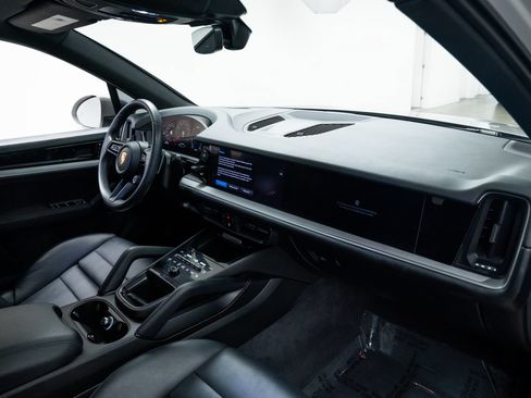 Used 2024 Porsche Cayenne AWD/4WD image 24
