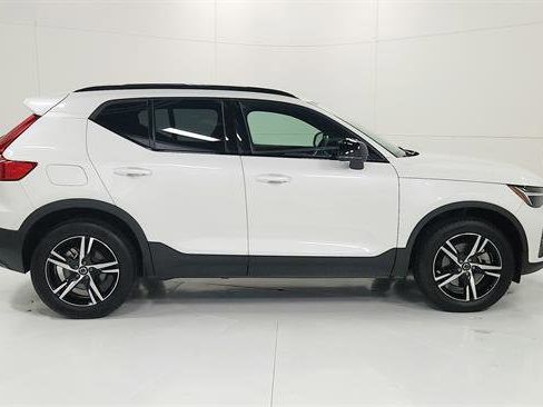 Used 2024 Volvo XC40 B5 Core image 9