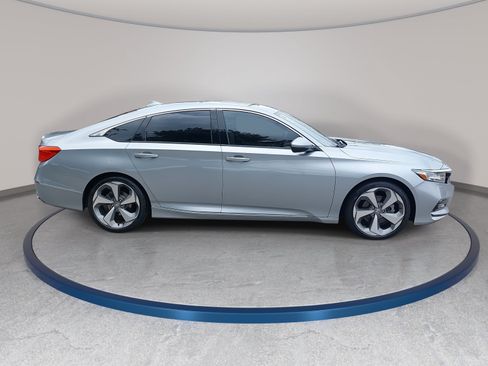 Used 2019 Honda Accord Touring image 4