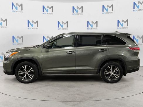 Used 2016 Toyota Highlander XLE AWD/4WD image 2