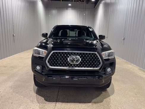 Used 2018 Toyota Tacoma TRD Sport AWD/4WD image 3