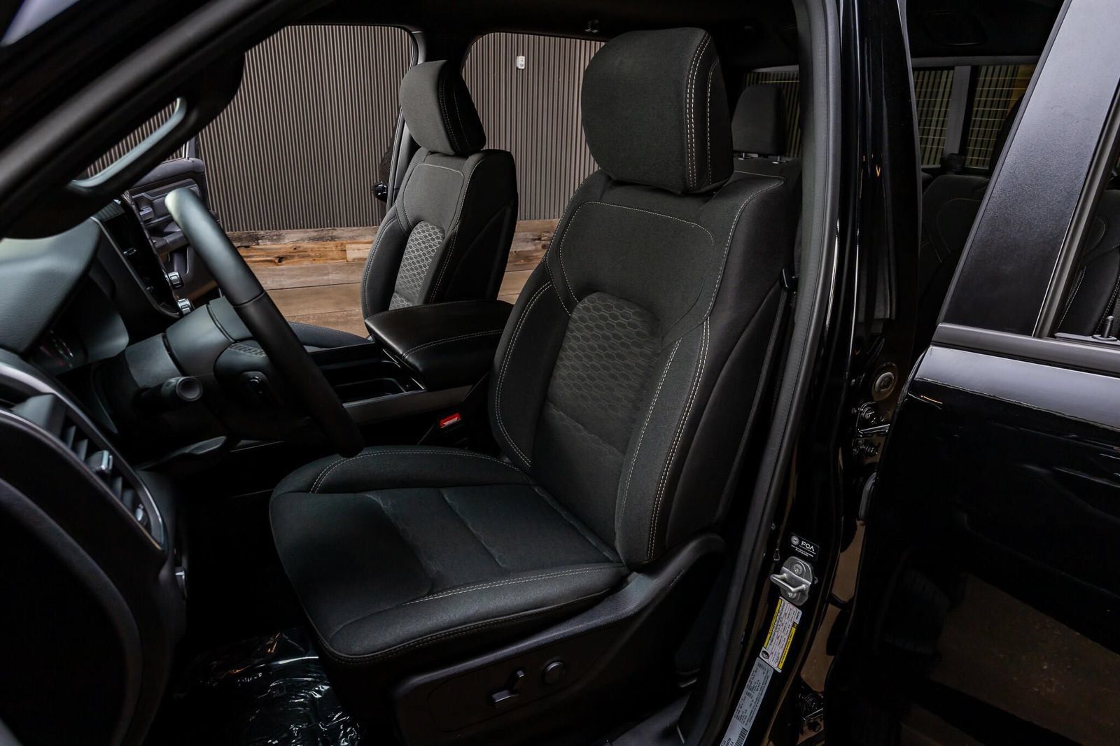 Used 2025 RAM 1500 Big Horn AWD/4WD image 29