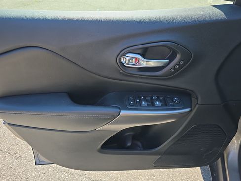Used 2019 Jeep Cherokee Limited AWD/4WD image 14