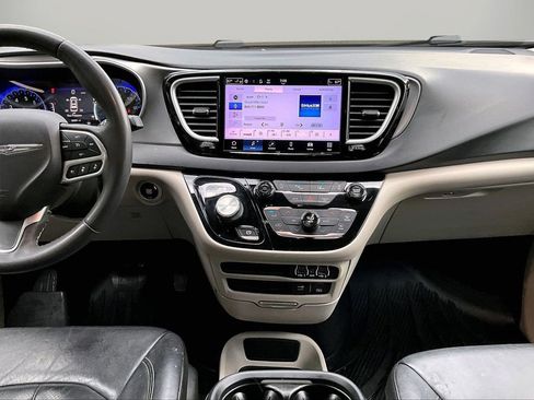 Used 2022 Chrysler Pacifica Touring-L FWD image 12