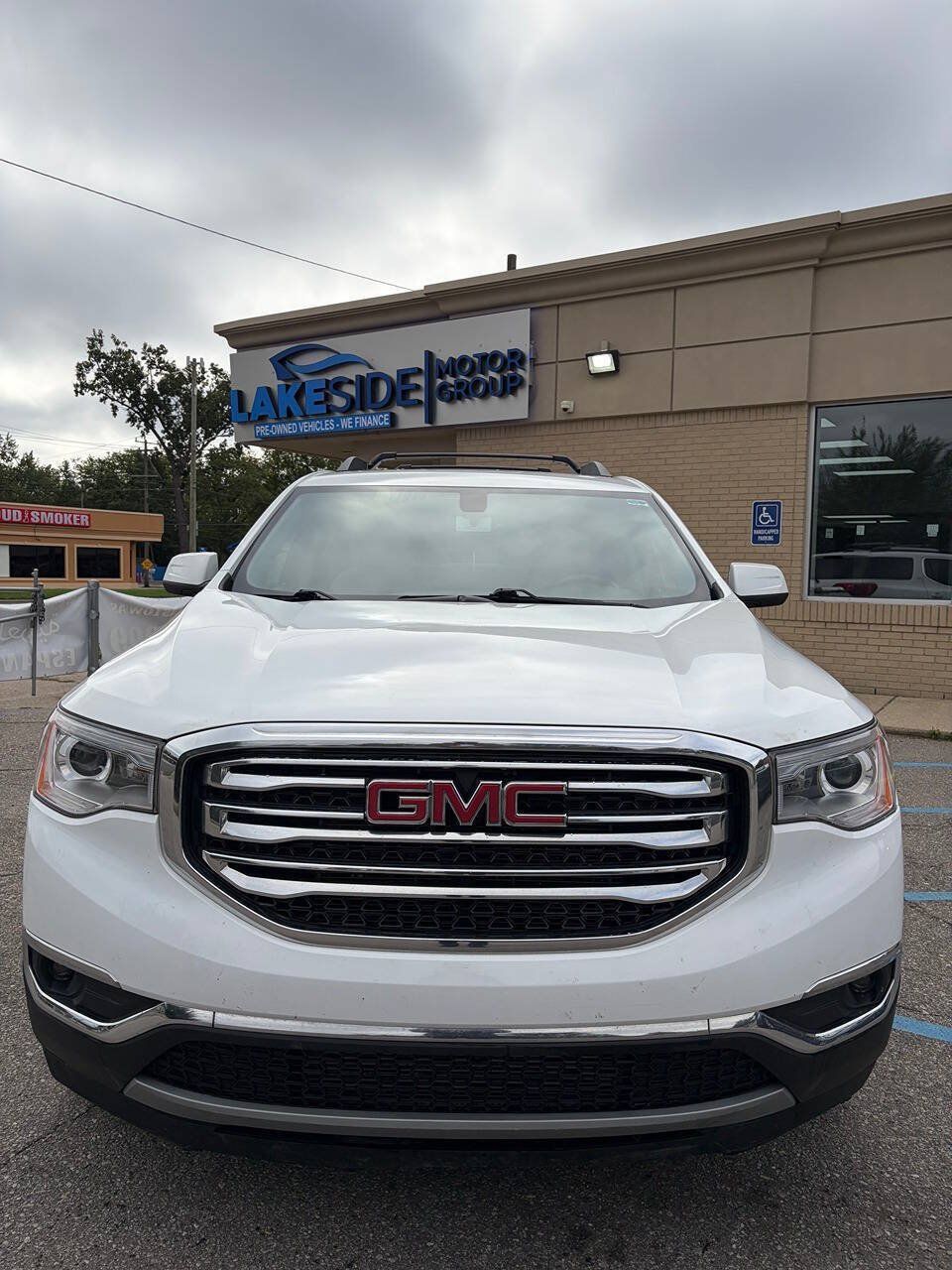 Used 2017 GMC Acadia SLT AWD/4WD image 2
