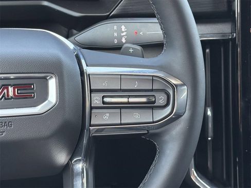 Used 2025 GMC Acadia Elevation image 9