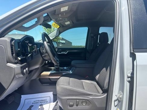 Used 2024 Chevrolet Silverado 1500 LT Trail Boss w/ Convenience Package II AWD/4WD image 2
